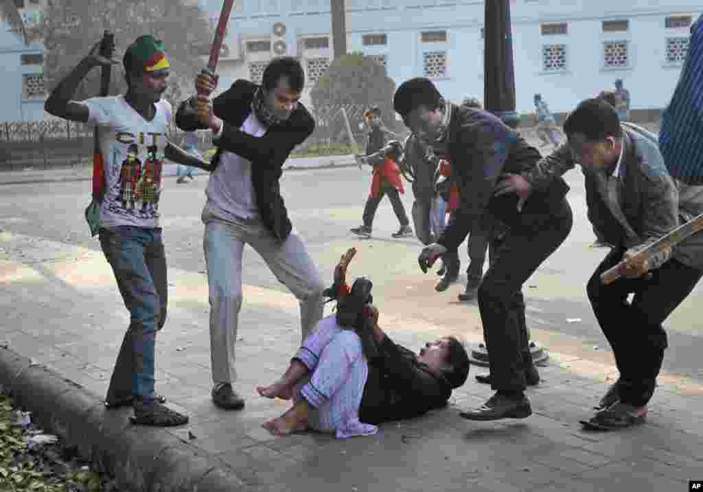 Pendukung partai yang berkuasa memukul seorang legislator dan pendukung partai oposisi Partai Nasionalis Bangladesh dalam protes yang dilakukan oleh aktivis oposisi di Dhaka, Bangladesh, 29 Desember 2013. Pasukan keamanan dan aktivis oposisi bentrok di ibukota, menewaskan setidaknya satu orang, dan ribuan polisi turun ke jalan untuk untuk menggagalkan demonstrasi massal menuntut Perdana Menteri Sheikh Hasina membatalkan pemilu.