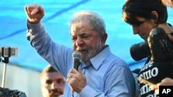 Luiz Inacio Lula da Silva arrangue ses supporters le 23 janvier 2018.