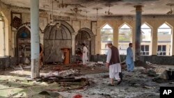 Orang-orang memeriksa bagian dalam masjid setelah pemboman di Provinsi Kunduz, Afghanistan utara, pada 8 Oktober 2021. (Foto: AP)