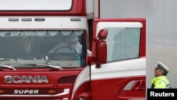 英国警察对在埃塞克斯郡发现39具尸体的卡车货柜进行现场侦察。（2019年10月23日）