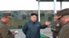 朝鲜领导人金正恩和军人谈话（2014年8月）