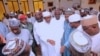 Shugaban Najeriya Muhammadu Buhari a tsakiya sanye da fararen kaya, bayan daya dawo daga jinyarsa ta farko da ya je London a watan Maris din 2017 