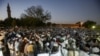 Les partisans de Sadiq al-Mahdi, ancien Premier ministre soudanais et chef du parti de l'opposition Umma, se sont rassemblés devant une mosquée située dans la mosquée d'Omdurman, la ville jumelle de la capitale, Khartoum, le 19 décembre 2018.