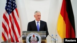 美国国防部长马蒂斯2017年6月28日在德国参加纪念马歇尔计划70周年活动前的记者会上发表讲话。
