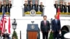 Tổng thống Mỹ Barack Obama (phải) và Chủ tịch TQ Tập Cận Bình chào cờ trong buổi tiếp đón ông Tập đến Mỹ ngày 25/9/2015.