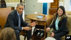 Perawat dan penyintas Ebola Nina Pham saat bertemu Presiden AS Barack Obama di Gedung Putih, Oktober 2014. (AP/Evan Vucci)