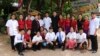 លោក លួន អាន​ចំណេះ ថតរូប​ជាមួយ​នឹង​ក្រុម​ការងារ​របស់​លោក​នៅ​ភោជនីយ៍​ដ្ឋាន​របស់​លោក ដែល​មាន​ឈ្មោះ​ថា​«‍The Palmboo»​នៅ​ទីរួម​ខេត្ត​សៀមរាប។