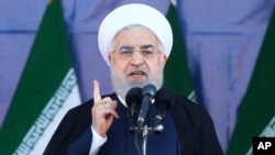 Hassan Rohani, lors d'un défilé militaire devant le mausolée de l'ayatollah Khomeini, Téhéran, Iran, le 22 septembre 2018. 