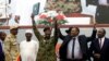 Le chef du Conseil militaire de transition du Soudan, le lieutenant-général Abdel Fattah Al-Burhan et le chef de la coalition de l'opposition Ahmad al-Rabiah, célèbrent la signature de l'accord de partage du pouvoir, à Khartoum, le 17 août 2019. Reuters/Mohamed Nureldin Abdallah