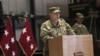 Le lieutenant-général Mark A. Milley prend la parole lors d'une cérémonie dans une base de l'OTAN à l'aéroport international de Kaboul, le 2 mai 2013.