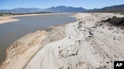 FILE - The Theewaterskloof Dam, une source clef pour l'eau de la ville du Cap le 16 avril 2017. 
