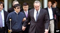 陈光诚与美国大使骆家辉(中)和美国助理国务卿坎贝尔(右前)5月1日在美驻华使馆