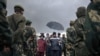 Le ministre congolais de la Défense, Aimé Ngoy Mukena, s'adresse aux soldats lors d'une visite officielle à Bijombo, dans la province du Sud-Kivu, dans l'est de la République démocratique du Congo, le 10 octobre 2020.