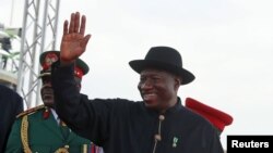 L'ancien dirigeant nigérian Goodluck Jonathan salue la foule à Abuja, Nigeria, le 29 mai 2015. 