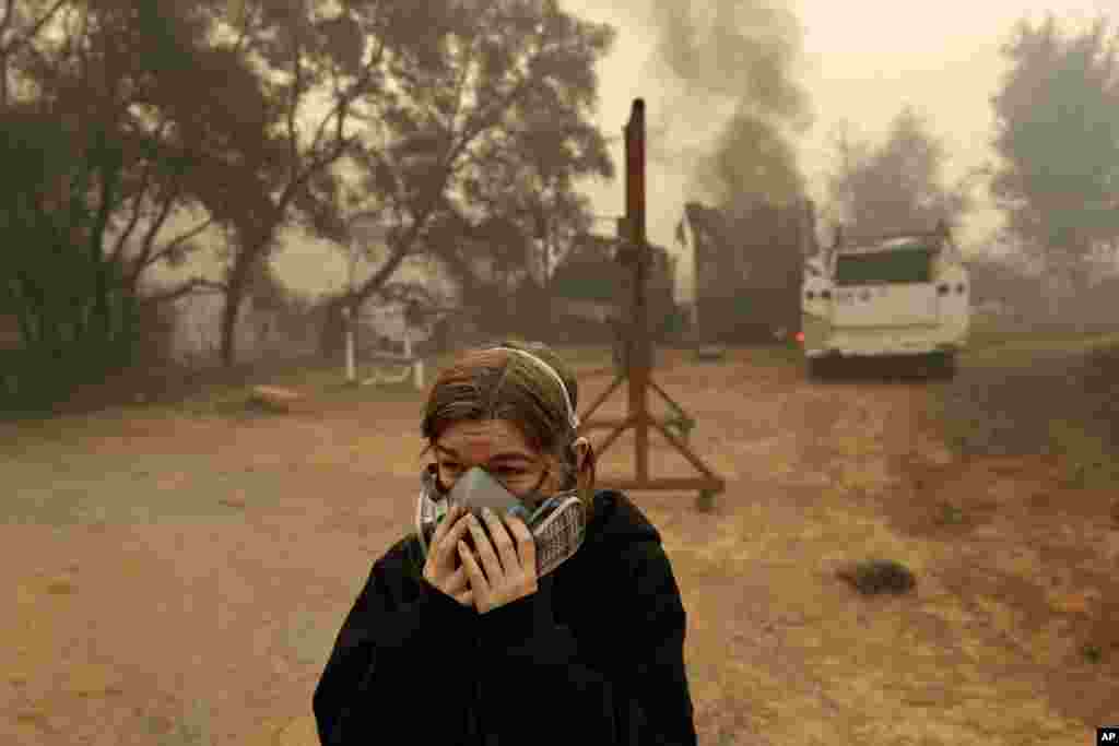Araya Cipollini cries near the remains of her family&#39;s home burned in the Camp Fire, in Paradise, Calif., Nov. 10, 2018.