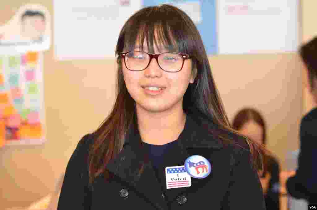 Cô Kim Su-yeon, sinh viên trường đại học Hankuk tại Nam Triều Tiên: “Tôi chọn Obama vì các chính sách của ông ăn khớp với quan tâm và lập trường chính trị của tôi.” (Y. Kim/VOA)