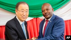 Le président Pierre Nkurunziza, à gauche, échange une poignée de mains avec l’ancien secrétaire général des Nations unies Ban Ki-moon à Bujumbura, Burundi, 23 février 2013.