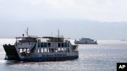 Kapal feri melintasi Selat Bali menuju pelabuhan Ketapang, Jawa Timur, dari pelabuhan Gilimanuk, Bali Barat, 27 Agustus 2011. (Foto: dok/AP). KMP Yunicee dilaporkan tenggelam di perairan ini, Selasa malam, 29 Juni 2021.