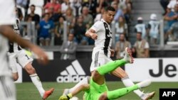 Le gardien de la Lazio, Thomas Strakosha, pare une attaque de Cristiano Ronaldo, Turin, le 25 août 2018. 