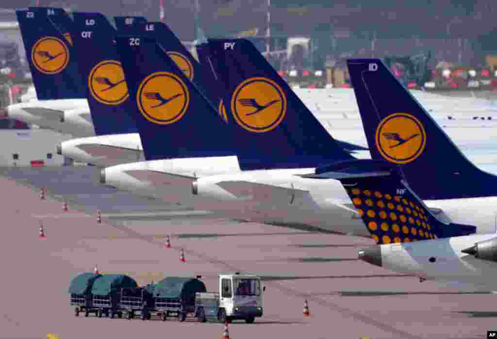 Pesawat Lufthansa diparkir di bandara Dusseldorf, Jerman karena masakapai tersebut terpaksa membatalkan sebagian besar penerbangan akibat aksi mogok para karyawan.