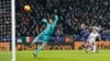 Riyad Mahrez tire un but contre Chelsea, au King Power Stadium, Angleterre, le 14 décembre 2015.
