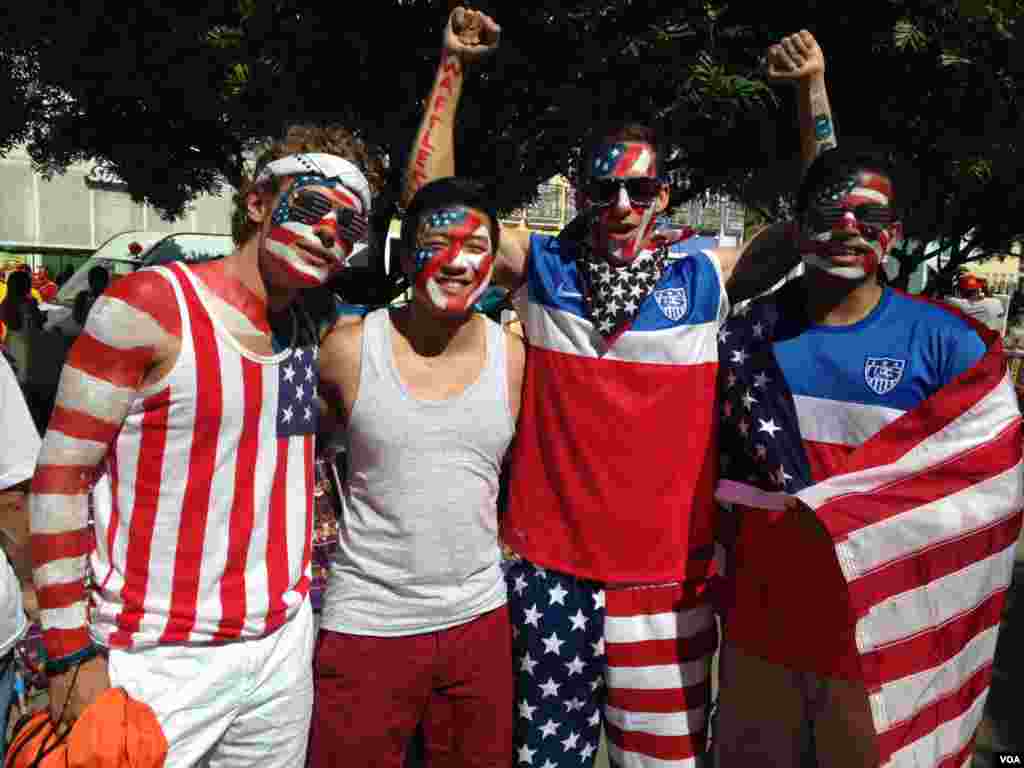 Penggemar tim Amerika siap mendukung tim mereka dalam pertandingan melawan Belgia, Salvador, Brazil, 1 Juli 2014. (Nicholas Pinault/VOA)