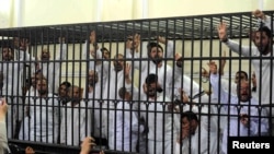 Para pendukung mantan presiden Mesir Mohamed Morsi bereaksi setelah dua pendukung dijatuhi hukuman mati di Pengadilan Iskandariyah (29/3). 