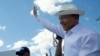 Moïse Katumbi salue de la main à son retour après trois ans d'exile, à Lubumbashi, Haut-Katanga, le 20 mai 2019.