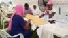 Une femme en consultation à Dakar, Sénégal, le 6 octobre 2018. (VOA/ Seydina Aba Gueye)