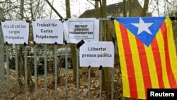 An Estelada (Catalan separatist flag) is seen next to slogans in front of the prison in Neumuenster, Germany, March 26, 2018. The signs read "Freedom for Carles Puigdemont," "Free Our President" and "Free Political Prisoners."