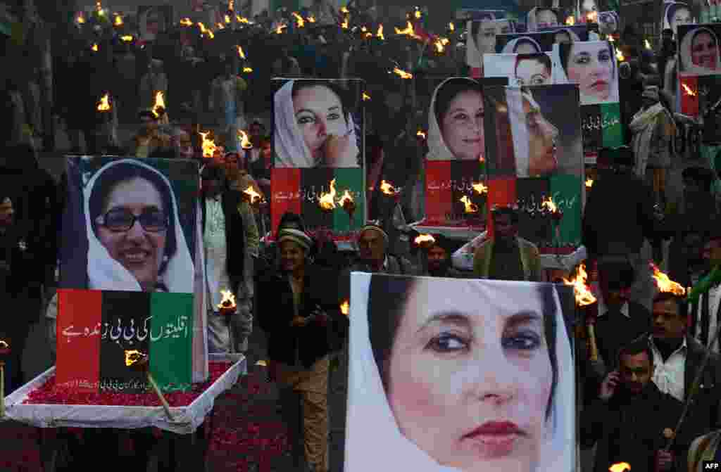 Pendukung mantan Perdana Menteri Pakistan yang tewas terbunuh Benazir Bhutto berkumpul memperingati ulang tahun keenam pembunuhan Bhutto,&nbsp; dalam sebuah unjuk rasa di Lahore, Pakistan. 