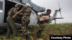 Một trong các máy bay UH-1Y chở hàng cứu trợ cho nạn nhân động đất ở Nepal 11/5/15