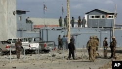 Pasukan keamanan Afghanistan dan AS mengamankan lokasi serangan bunuh diri di Kabul, Senin (13/10).