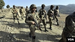 Pasukan Pakistan berpatroli di sebuah bukit di Waziristan.