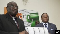 Le president de la CEI Youssouf Bakayoko (droite)