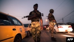 Des soldats patrouillent dans les rues de Buea, région du Sud-Ouest du Cameroun, le 26 avril 2018