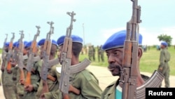 Soldiers of DRC stand at Kamina training base in Katanga province (2005 file photo)