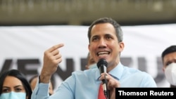 Pemimpin oposisi Venezuela, Juan Guaido, berbicara di konferensi pers setelah pemilu legislatif di Caracas.