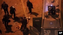 穆尔西的反对者说播放警察暴力视频显示当局无力理控制安全部队