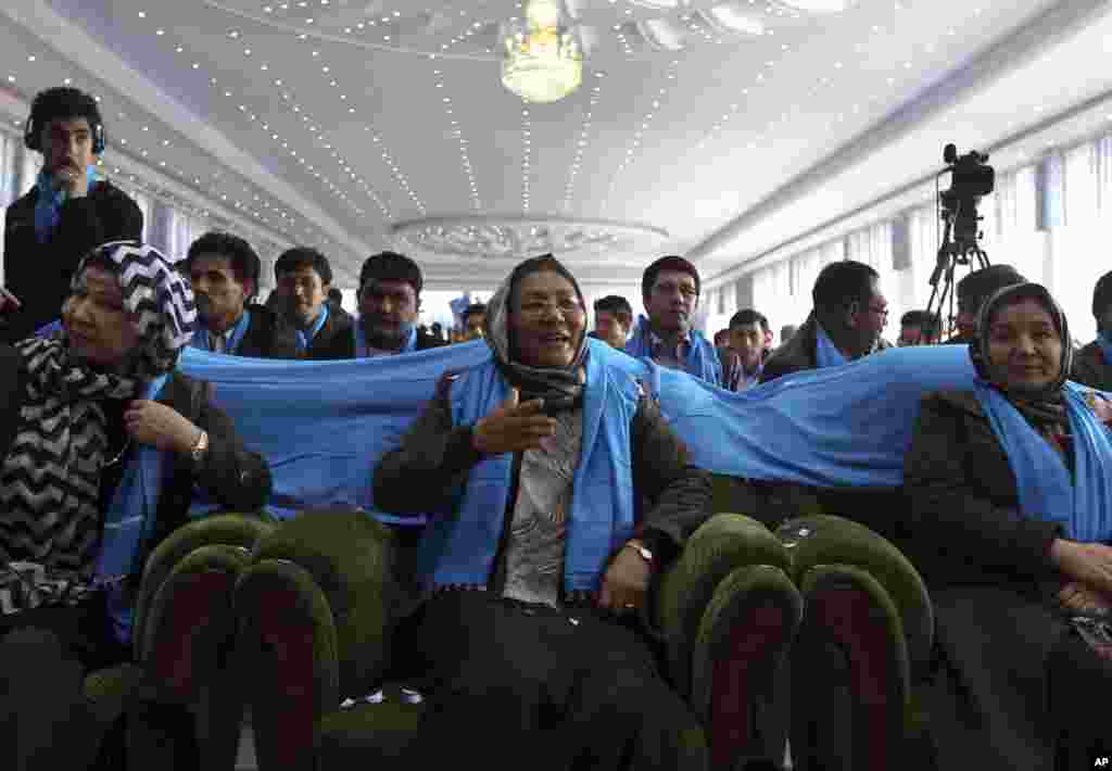 Kandidat wakil presiden Habiba Sarabi (tengah) dalam sebuah kampanye di Kabul (17/3). (Reuters/Omar Sobhani)
