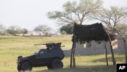 Près du QG de la force anti-Boko Haram, à Maiduguri, le 26 septembre 2011. (AP Photo/Sunday Alamba)