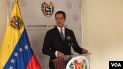 L'opposant vénézuélien Juan Guaidó lors d'une conférence de presse à Caracas, le 23 mars 2020. (Photo Álvaro Algarra/VOA)