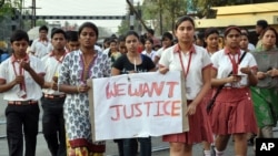 Siswa sekolah Convent of Jesus and Mary School berunjuk rasa memprotes perkosaan sekelompok orang atas seorang biarawati berusia sekitar 70 tahun di Ranaghat, Benggal Barat, India Timur (14/3). 