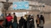 Sejumlah perempuan Afghanistan tampak berdiri di luar area Universitas Kabul di Kabul, Afghanistan, pada 21 Desember 2022. Taliban telah melarang perempuan untuk menempuh pendidikan di bangku perguruan tinggi. (Foto: AP/Ebrahim Noroozi)