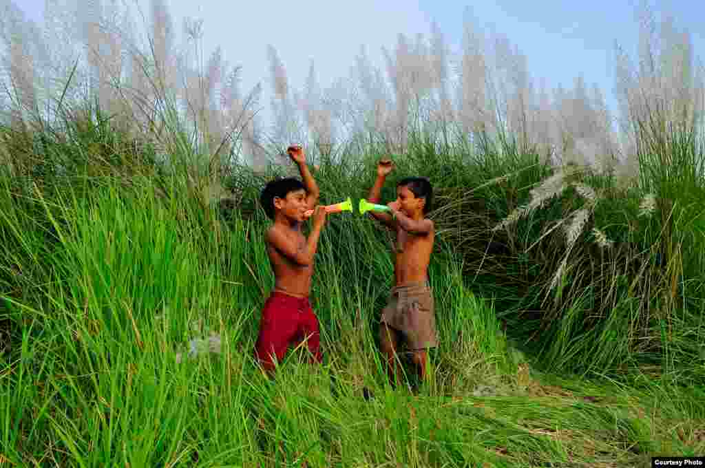 Peringkat kedelapan diraih Rabin Chakrabarti dari India lewat fotonya "Flute Players".