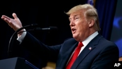 Le président Donald Trump parle de l'immigration aux côtés des membres de la famille touchés par le crime commis par des immigrants sans papiers, à l'Auditorium South Court du complexe de la Maison Blanche, à Washington, le 22 juin 2018.