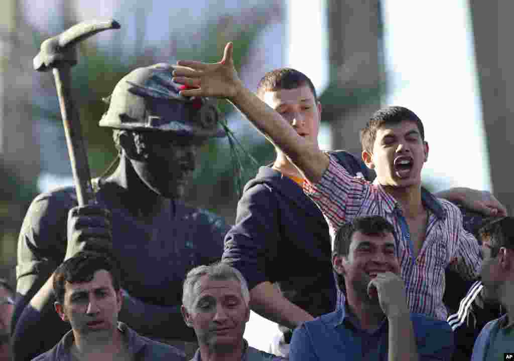 Hundreds of protesters took part in a march against the government. Some protesters chanted slogans near a monument for the town&#39;s miners, Soma, May 16, 2014. &nbsp;