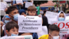 Anak-anak dan perempuan turut serta dalam menyampaikan suara mereka bersama pengungsi Afghanistan lainnya di depan kantor UNHCR, Jakarta, 24 Agustus 2021. (Foto: VOA/Indra Yoga)