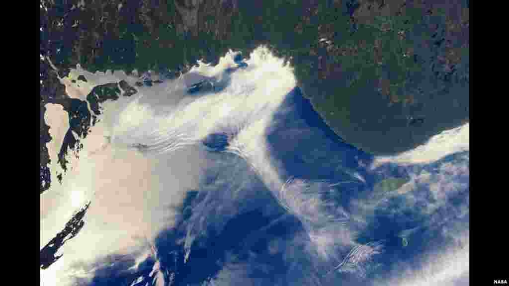 Dua fenomena atmosfer - gelombang gravitasi dan 'sunglint' - tampak dalam foto Danau Superior di perbatasan AS-Kanada, yang diambil dari Stasiun Antariksa Internasional (ISS).