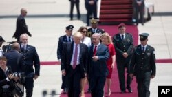 Rais Donald Trump na mkewe Melania wakiwa na mwenyeji wao Waziri Mkuu wa Israeli Benjamin Netanyahu na mkewe Sara 